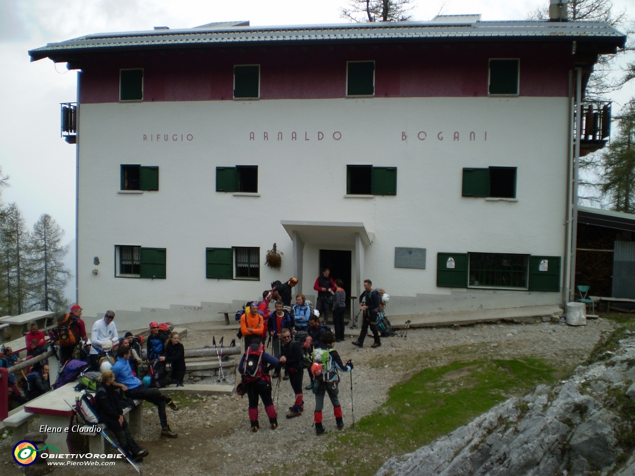 18 Passiamo dal rifugio Bogani.JPG